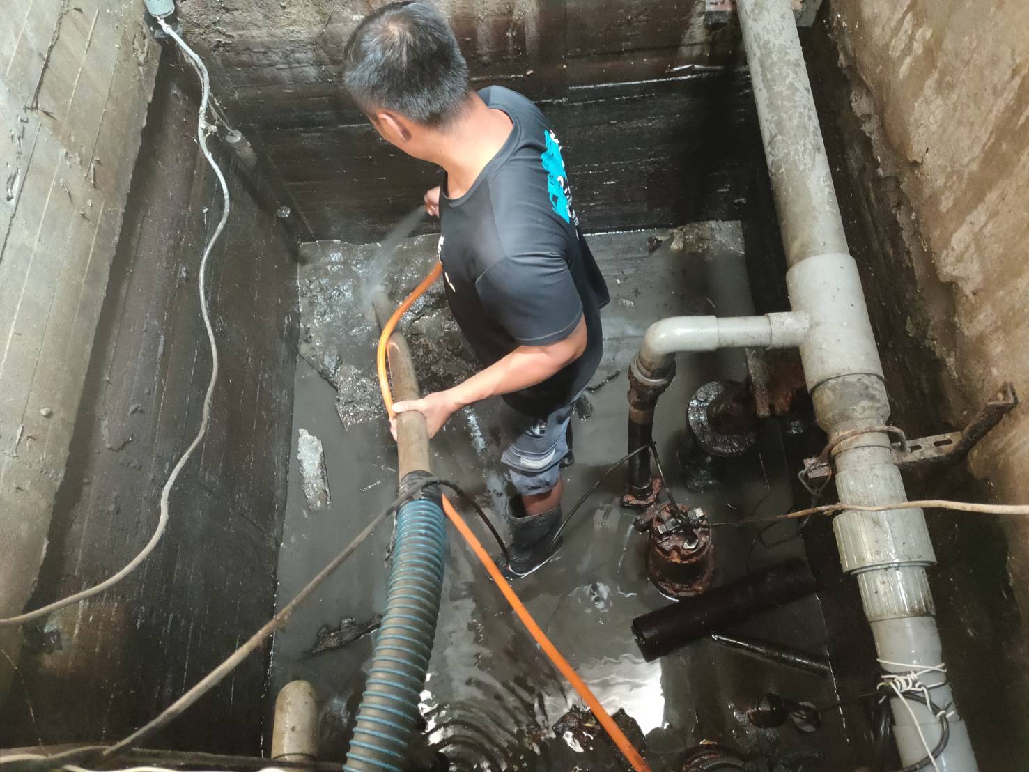 地下停車場抽污泥池&nbsp;