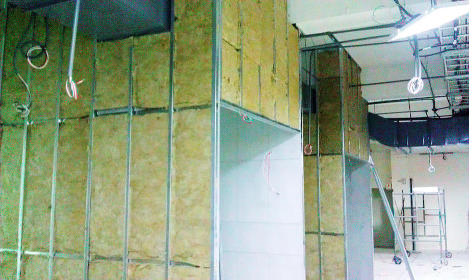 乾式隔間施工中