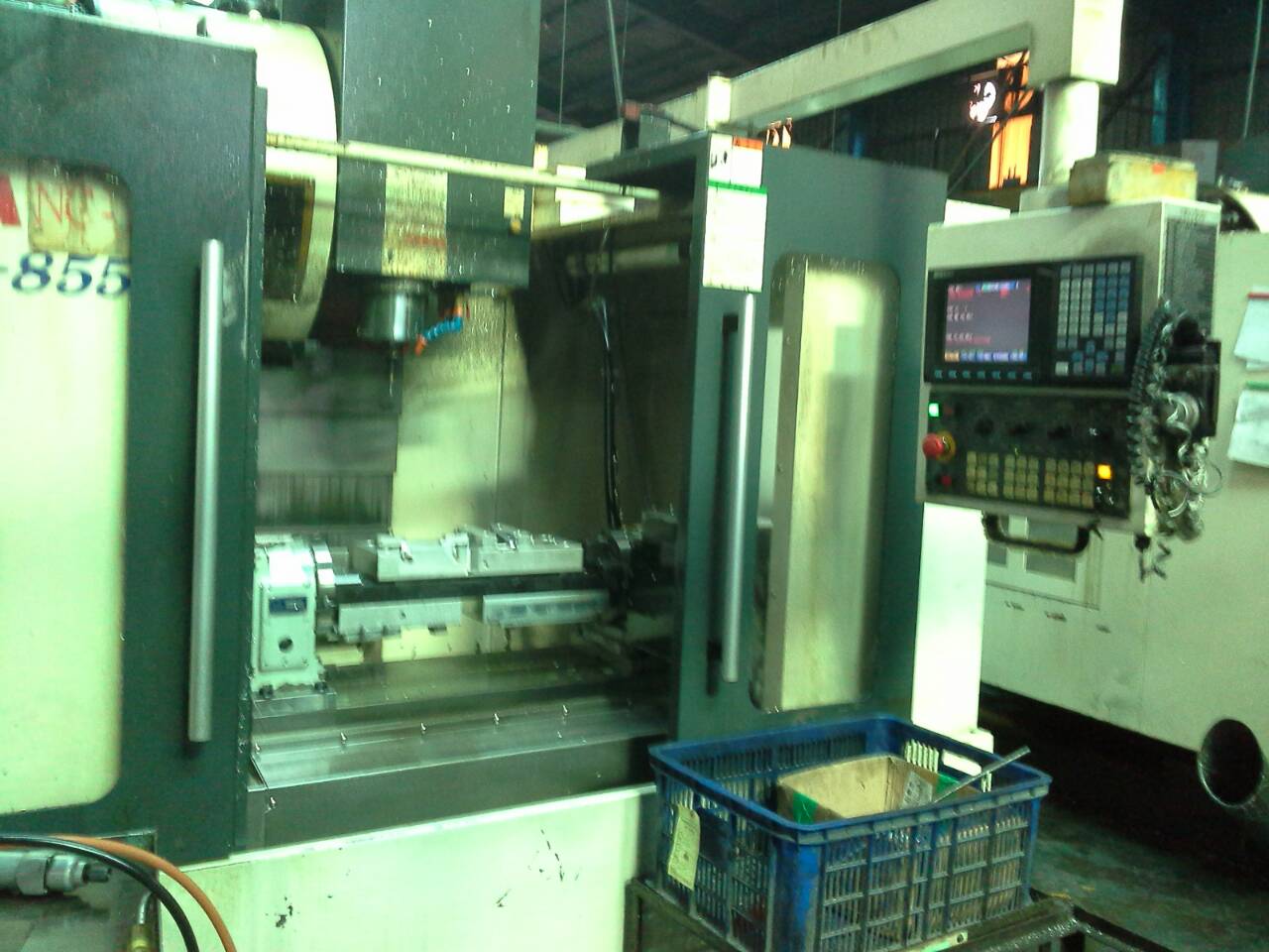 仕元VMC-855,立式電腦銑床,交換刀臂24刀乘8000RPM,三菱控制器M64含第四軸功能,2002出產