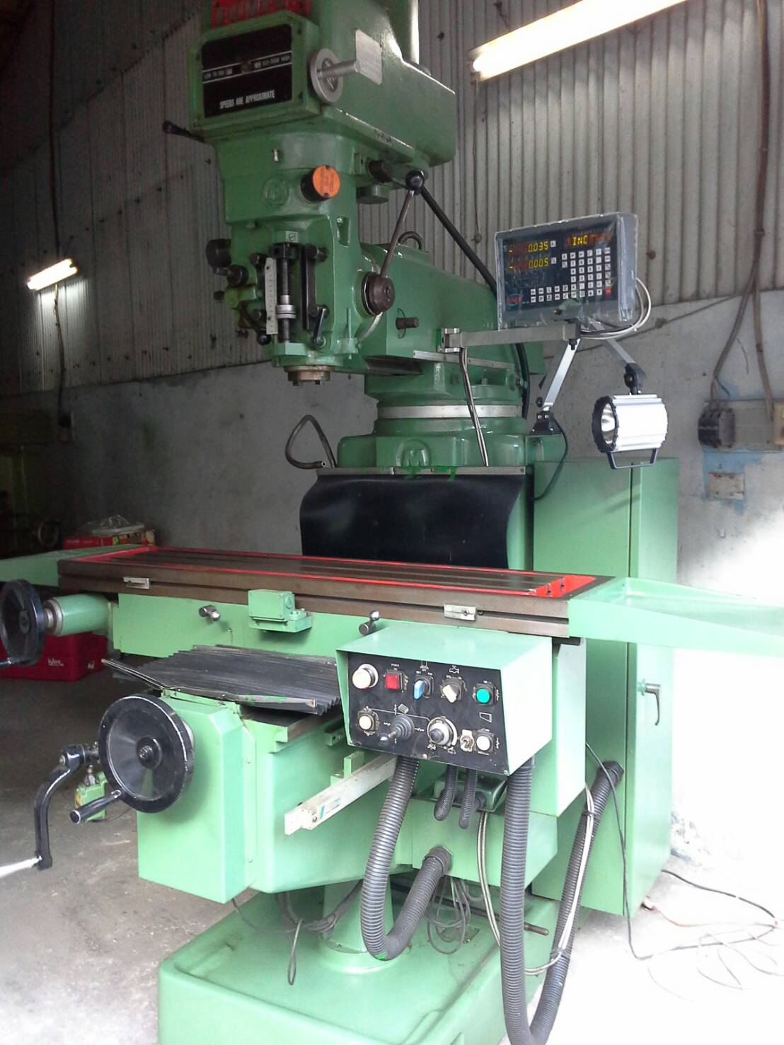 金宇二番銑床.xy軸伺服馬達自動.z軸電動.xy軸滾珠螺桿