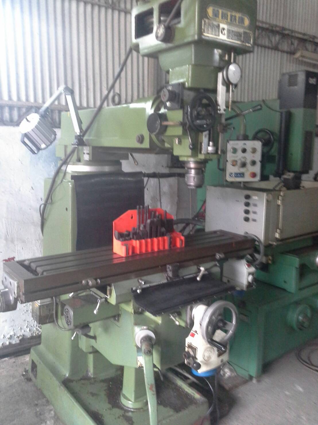 瑩順一番八銑床.XY軸自動.Z軸電動