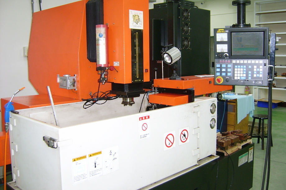 三貴430TNC自動換電極CNC放電機-1