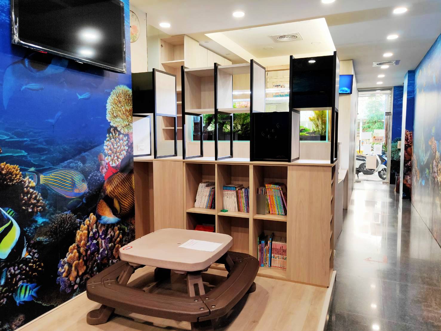 閱讀區及TV區+大門入口走道