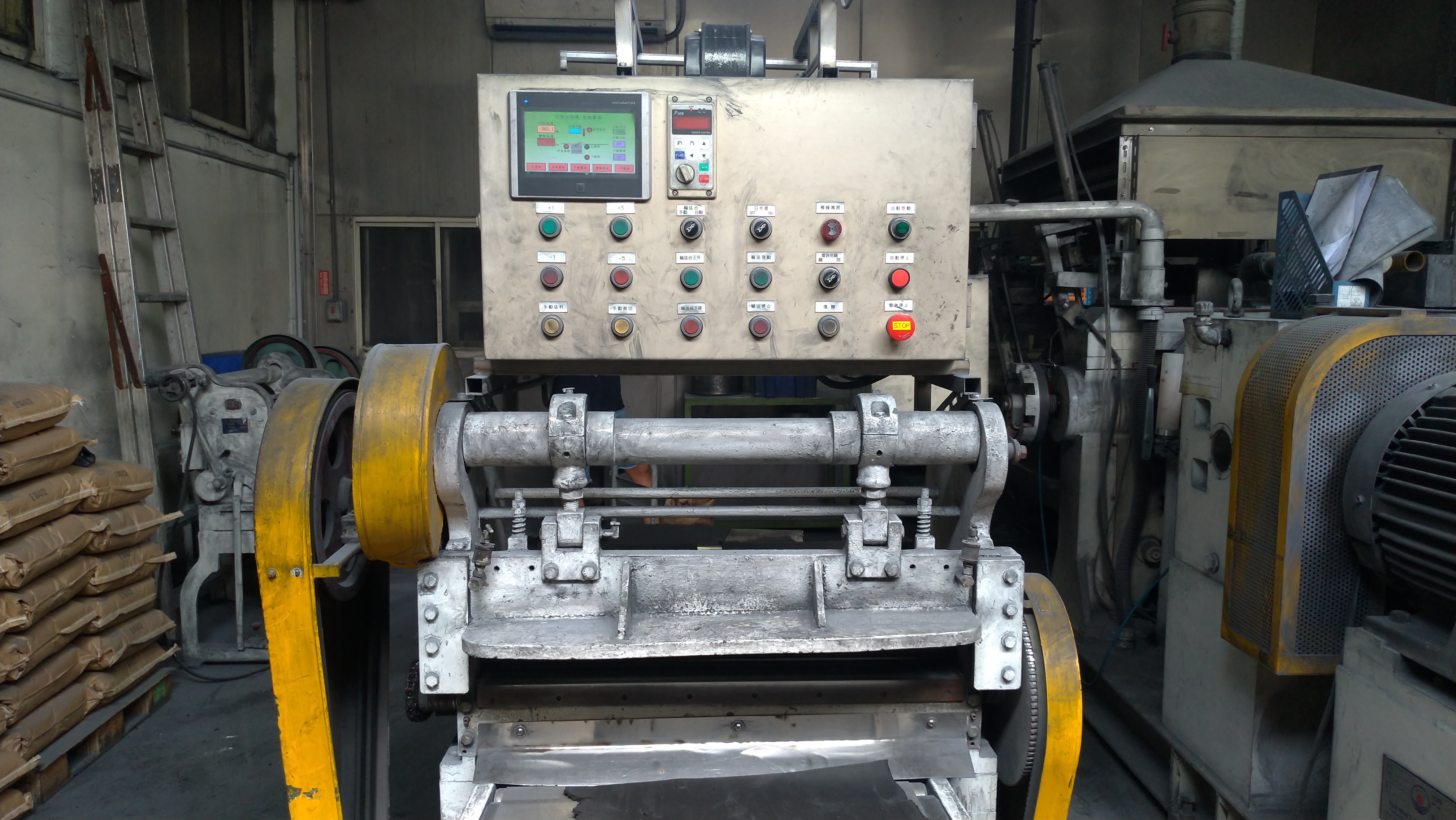 橡膠伺服切割機