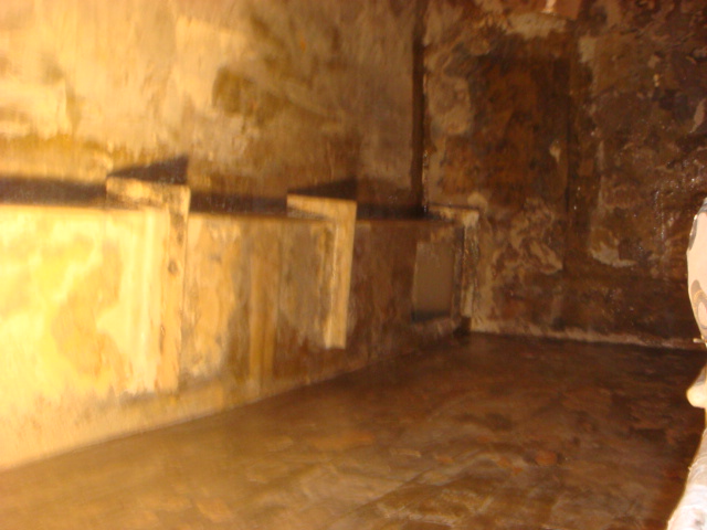 清理化糞池施工中