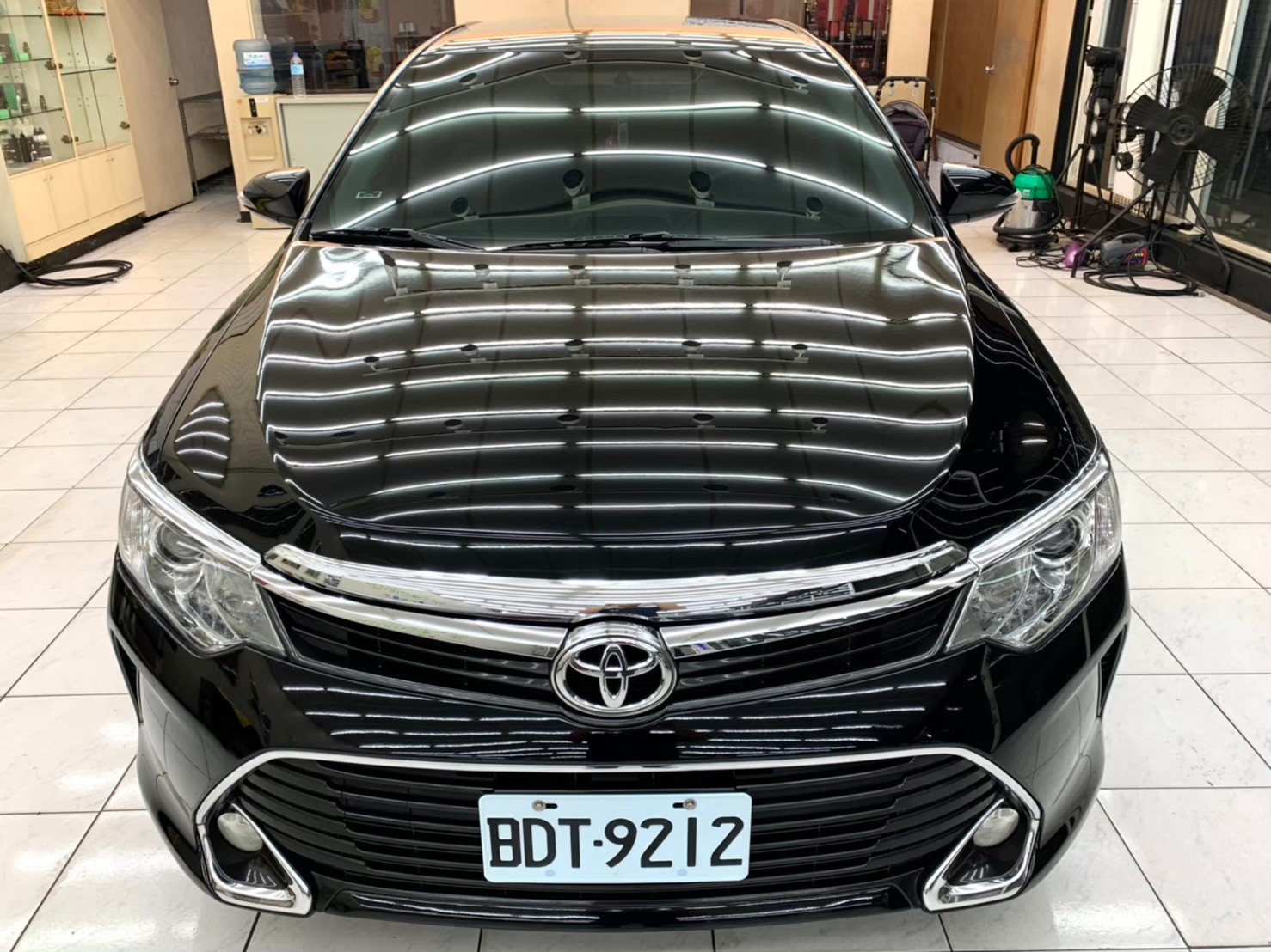 客人車子停在外面被工地噴漆噴到，全車飛漆去除，車身深層拋光美容