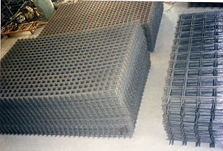 水泥樁菱形圍籬網、安全刮刀刺網圍籬、環保圍籬