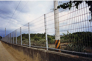 籬笆網、水泥樁菱形圍籬網、安全刮刀刺網圍籬、環保圍籬