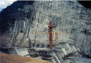 水泥樁菱形圍籬網、安全刮刀刺網圍籬