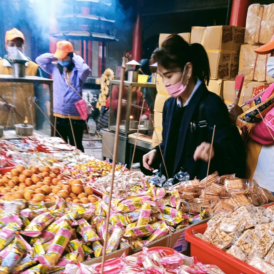至北港朝天宮接白沙屯媽祖跟山邊媽祖，備供品敬拜