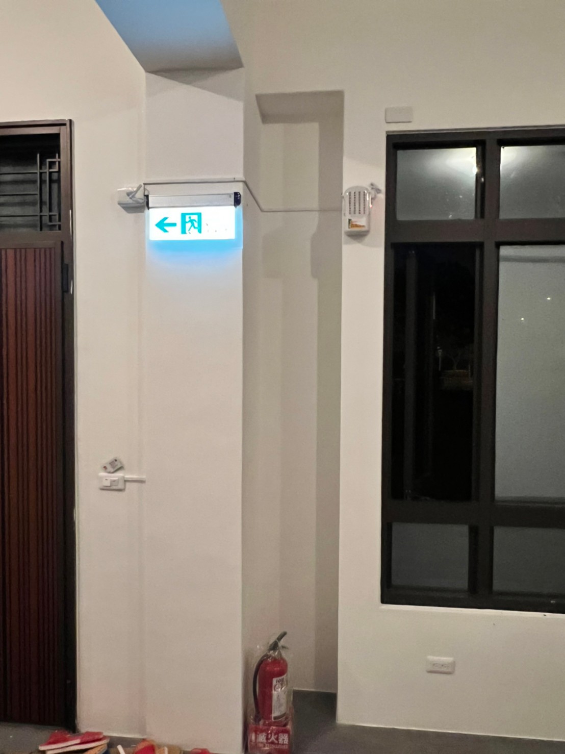 緊急照明及避難指示燈線路配置安裝