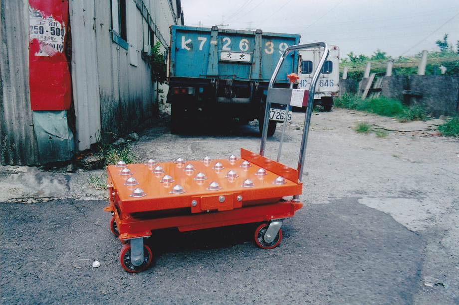 油壓升降台車附萬向滾珠