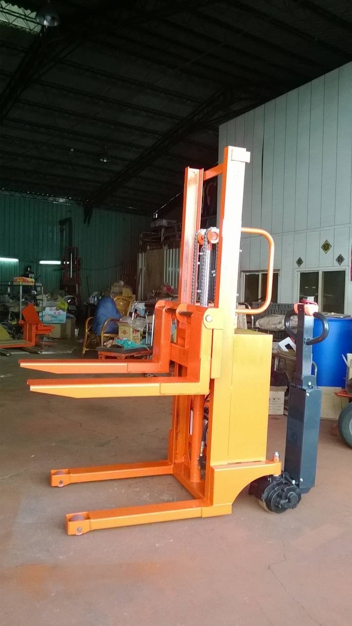 自走式電動堆高機(一)