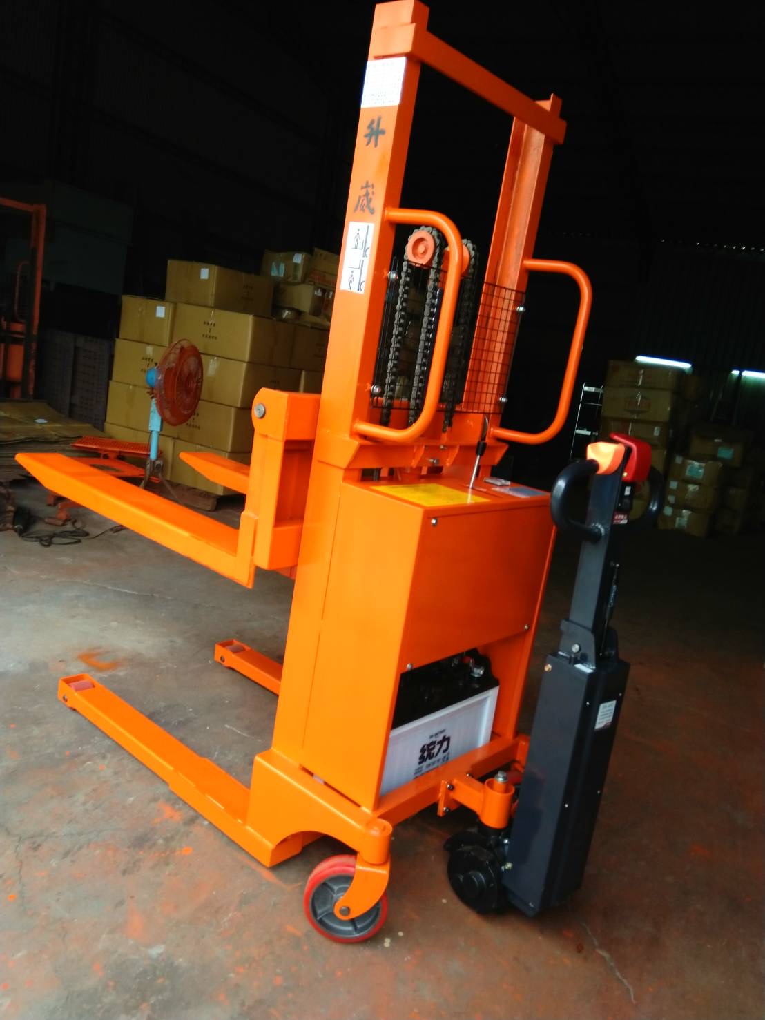 自走式電動堆高機(二)