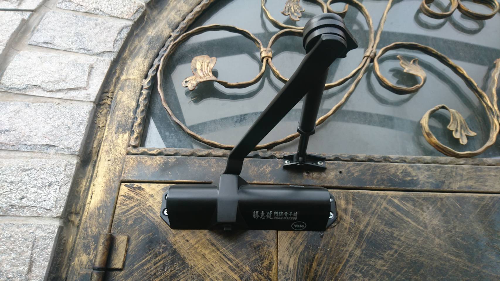 住家大門安裝Yale門弓器