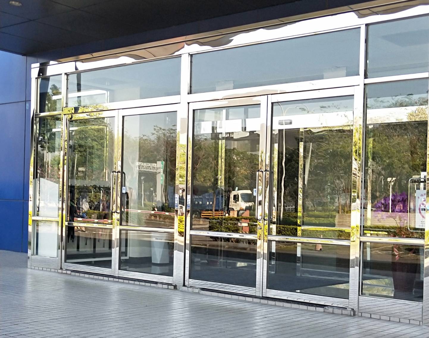 玻璃門地絞鍊安裝.