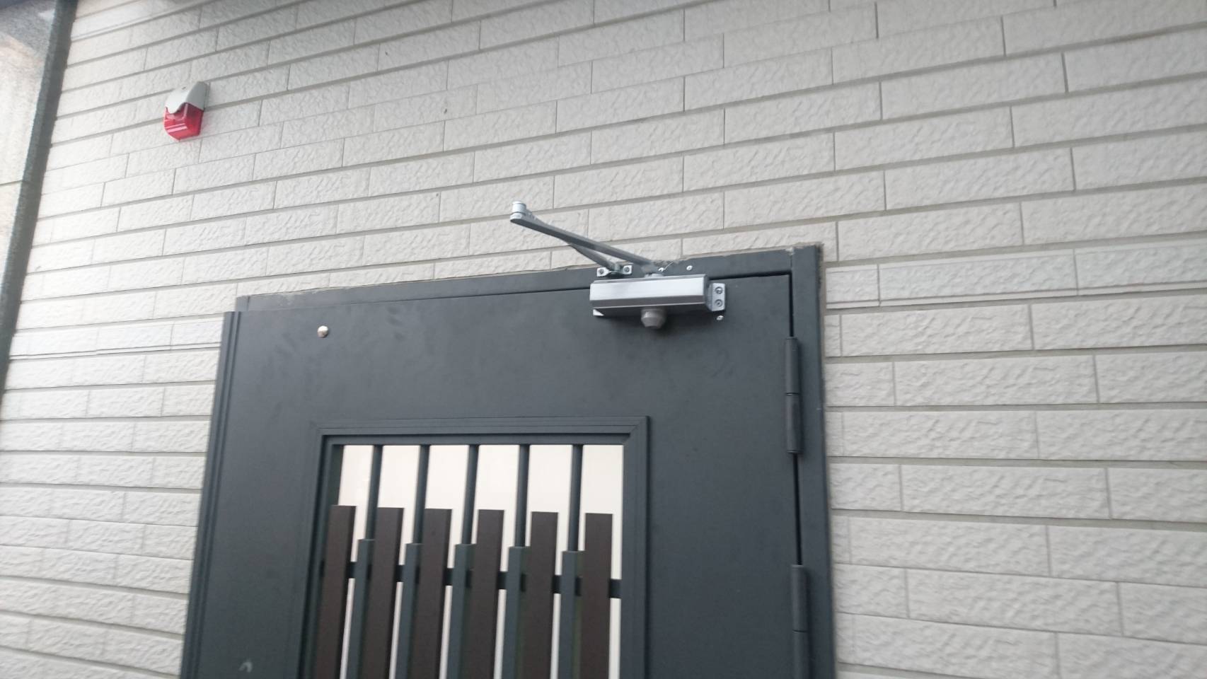 金屬門門弓器安裝