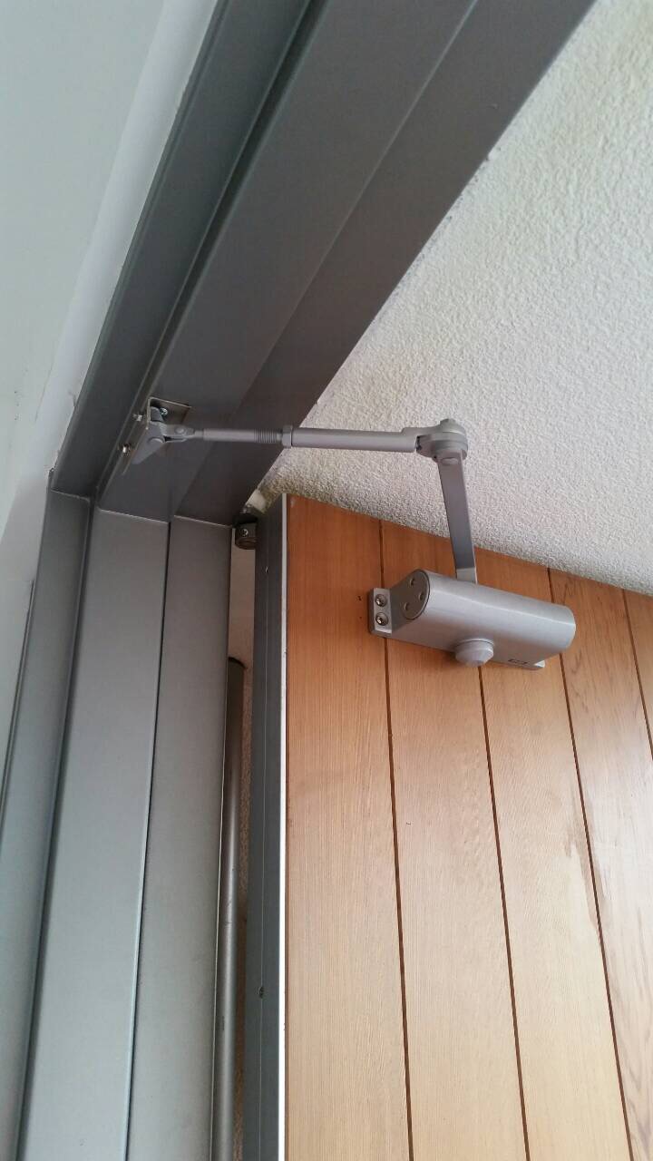 公司門弓器安裝