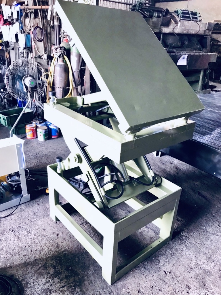 可傾倒式升降平台