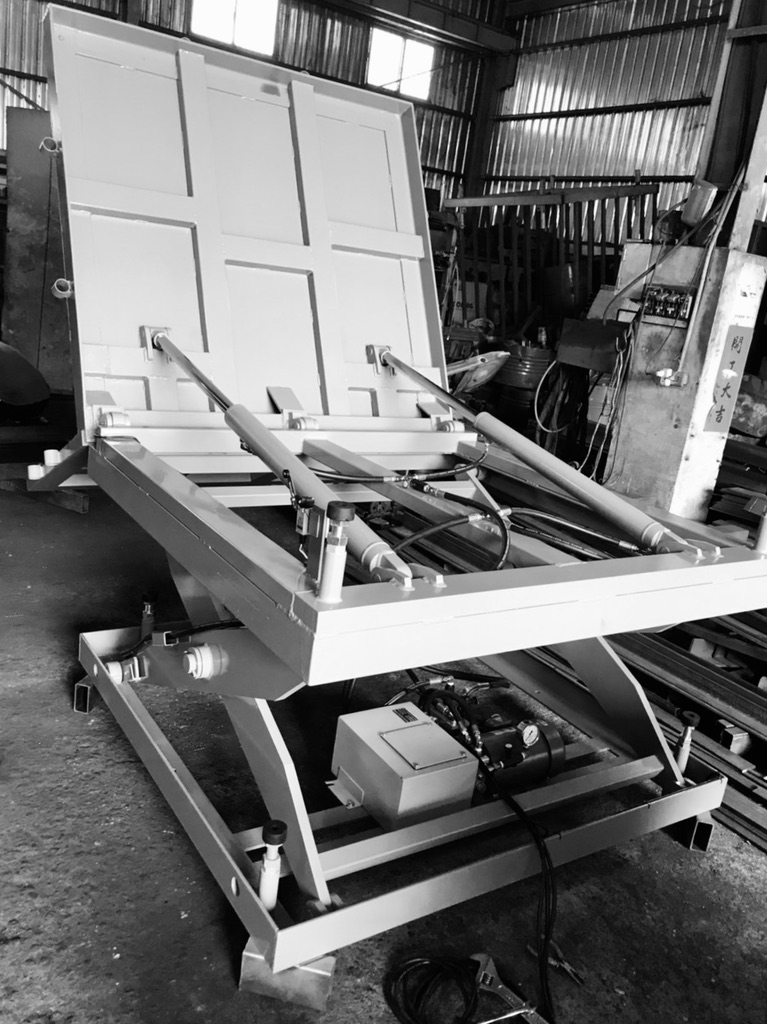 可傾倒式升降平台