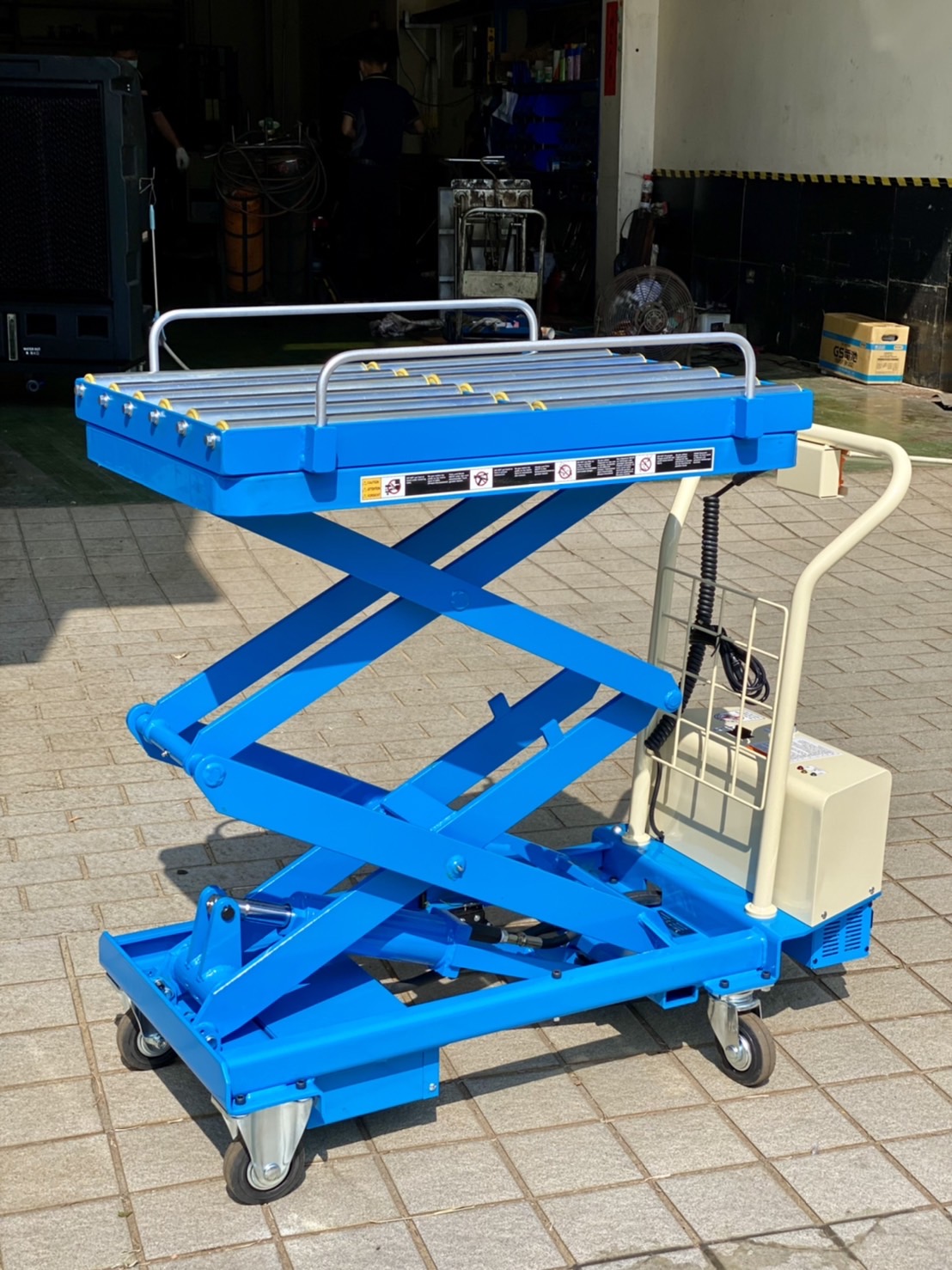 側向滾筒台面電動升降台車