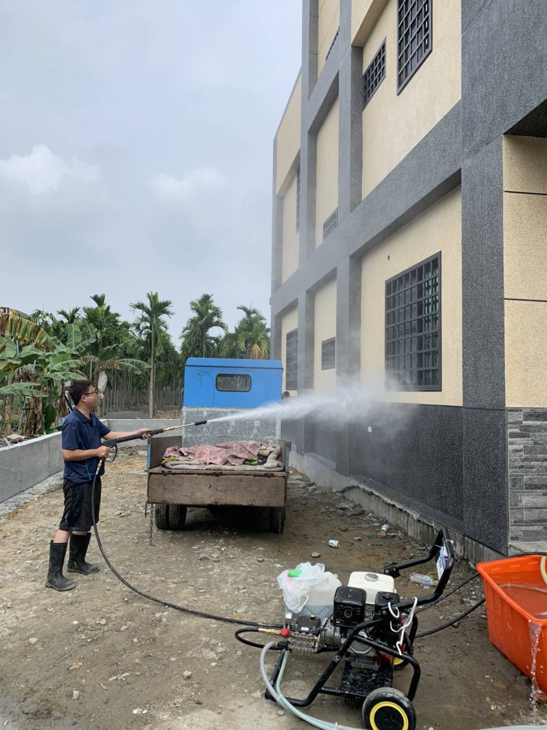 高壓水刀清洗、除鏽、清除青苔、牆面清洗、魚池清洗