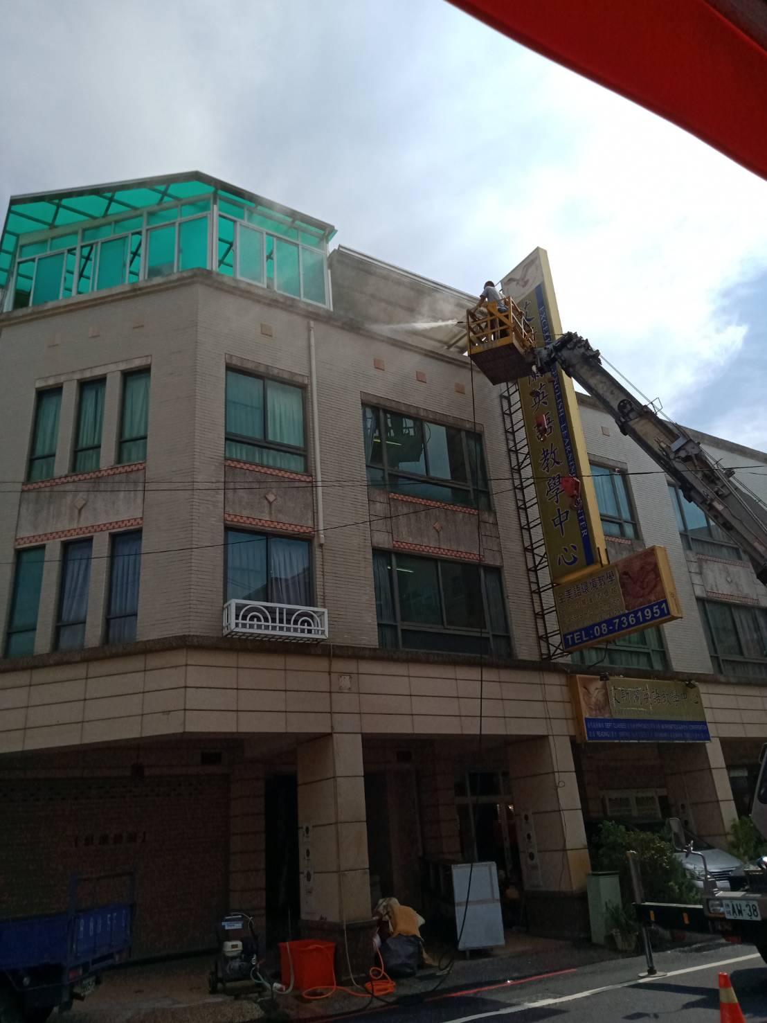 高壓水刀清洗、除鏽、清除青苔、牆面清洗、魚池清洗