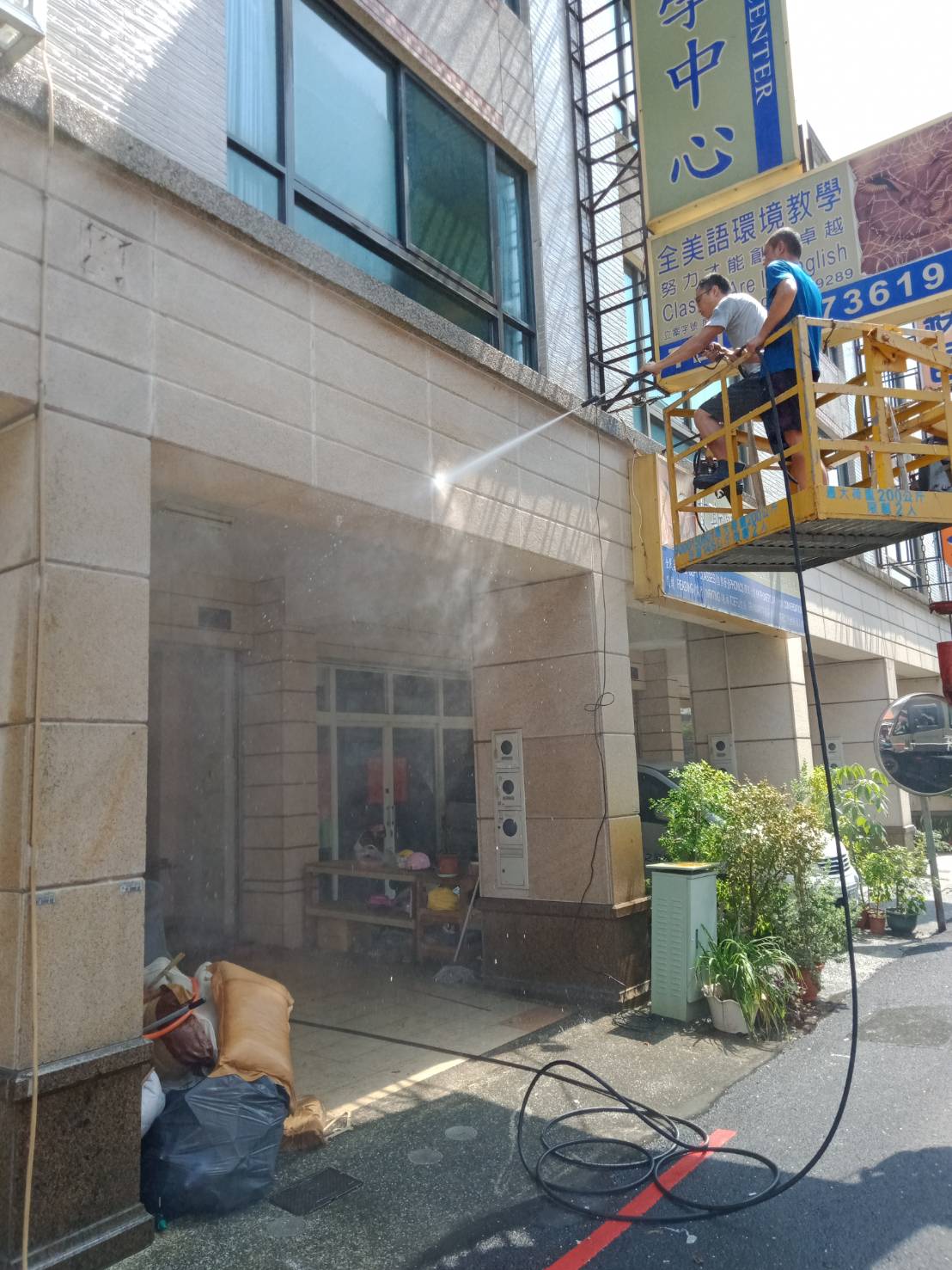 高壓水刀清洗、除鏽、清除青苔、牆面清洗、魚池清洗