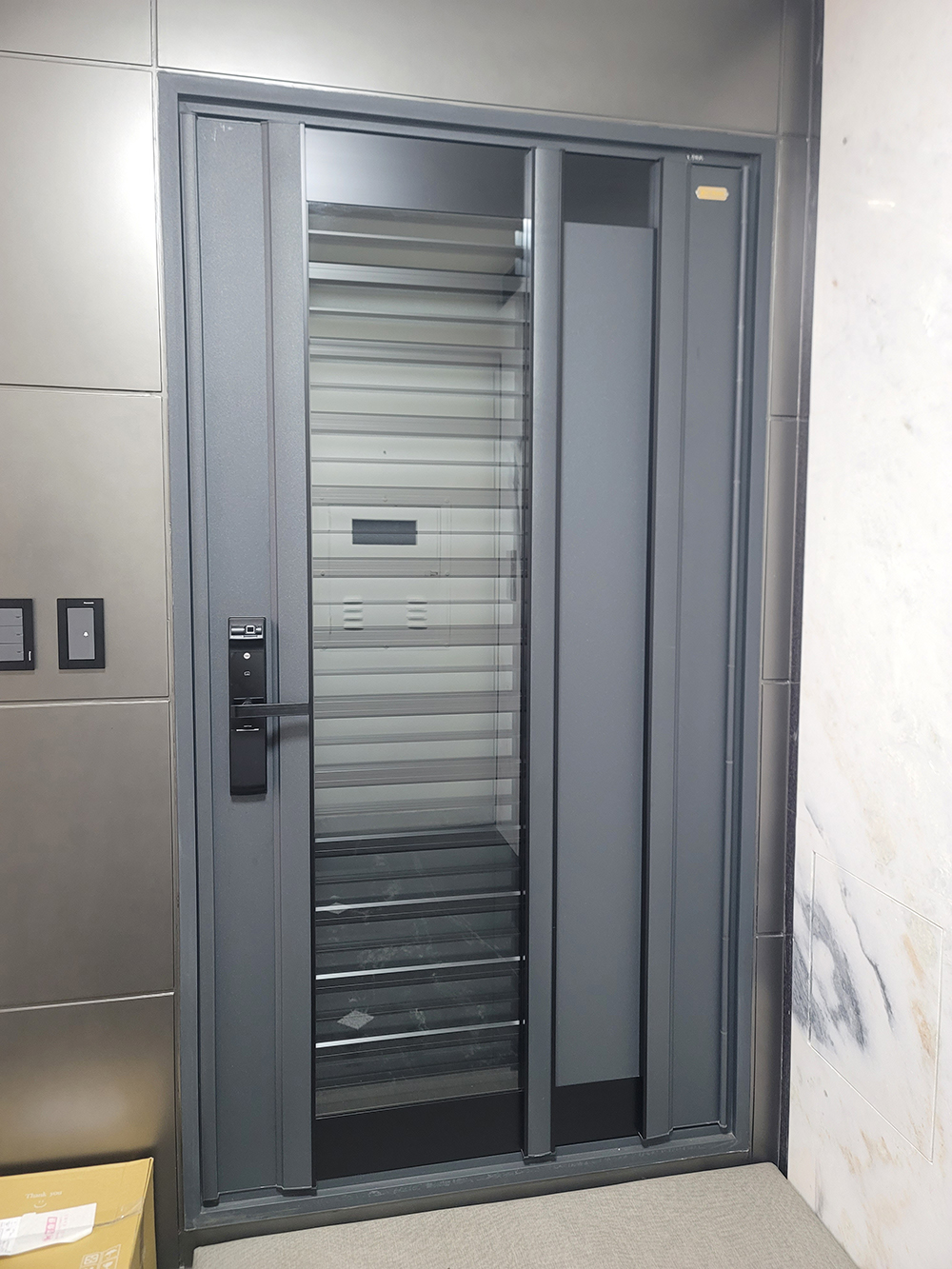 大鑅精品門-DR43-8803鋁合金雙玄關門搭配YALE電子鎖