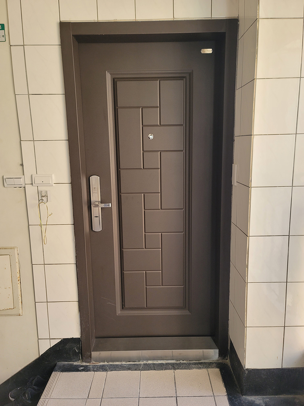 大鑅精品門-鉅陣壓花單玄關門組