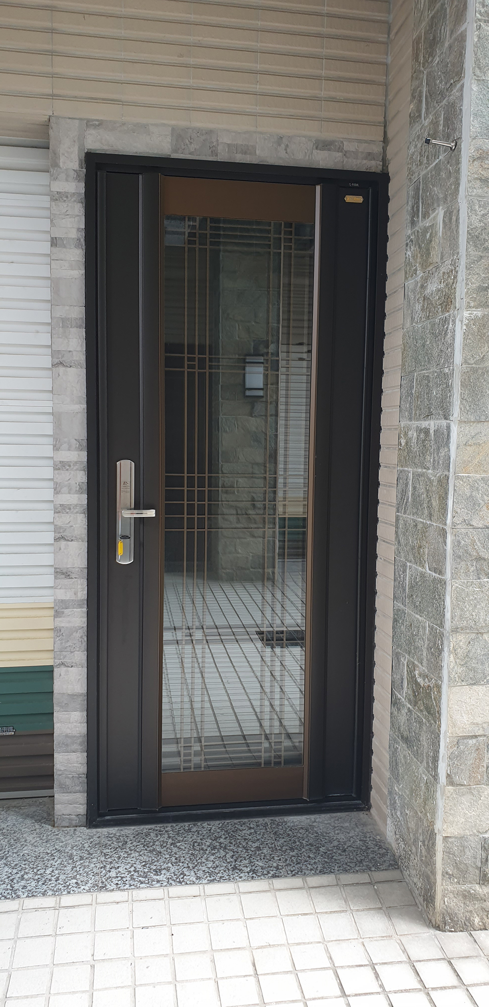大鑅精品門-鋁合金雙玄關搭配DR1防爆七段連體鎖附施工KEY