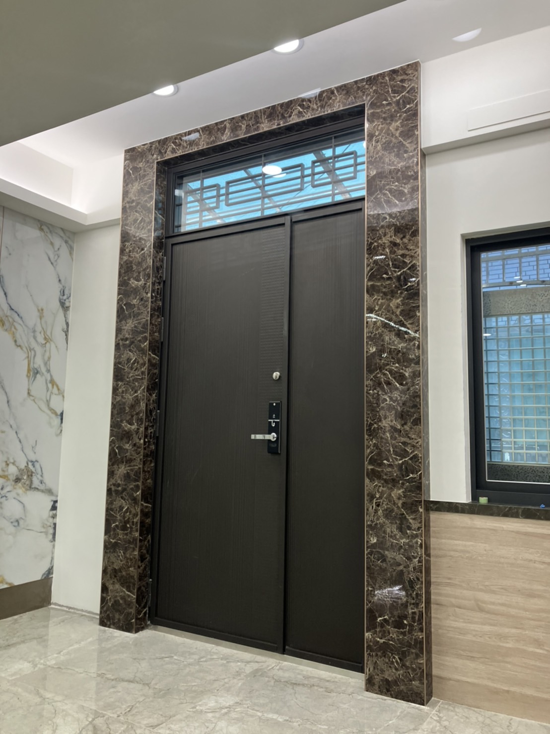 大鑅精品門-線條之美壓花子母單玄關