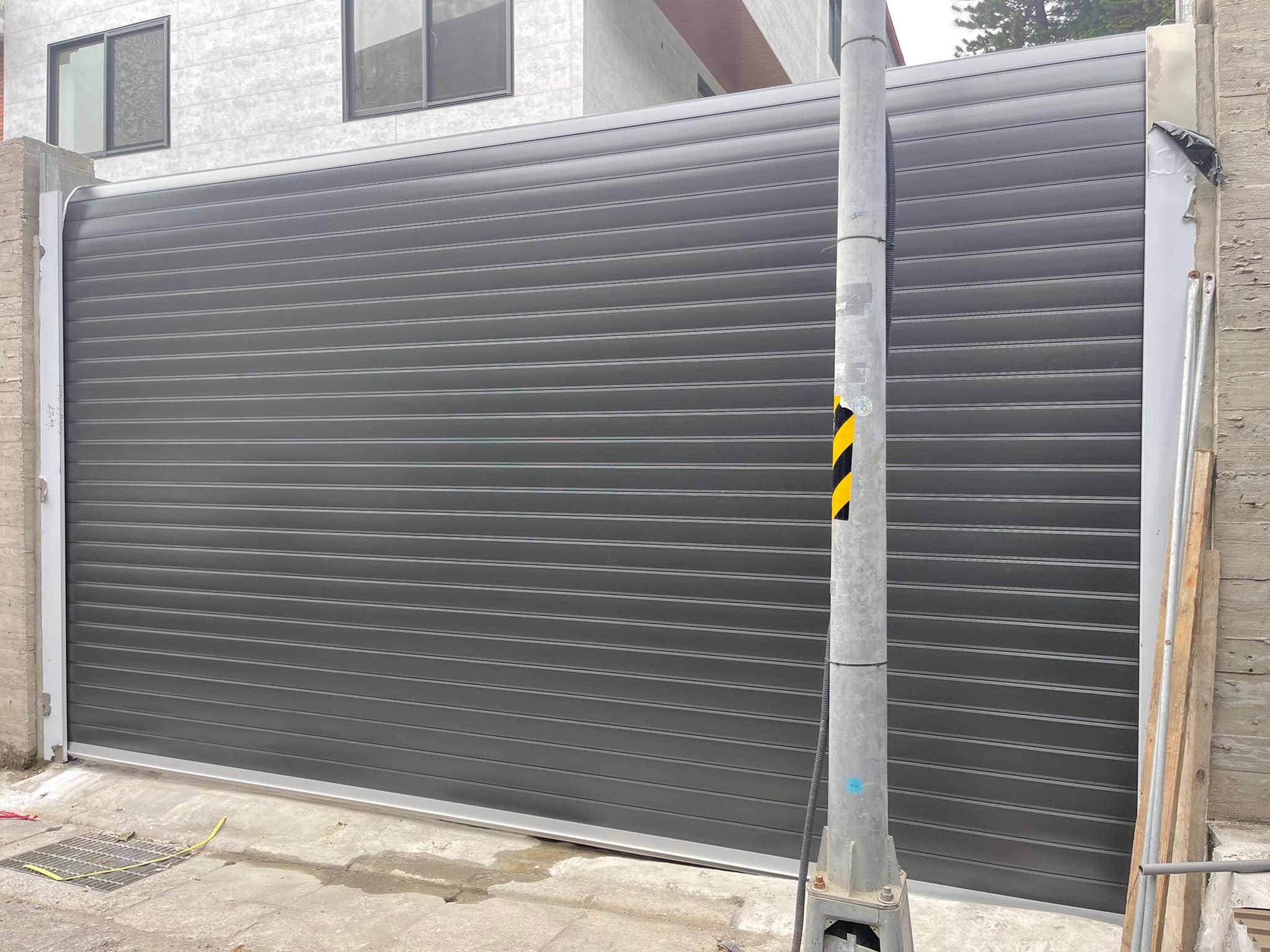 今日至內湖協助安裝良輝平面型雙層鋁合金安全快速捲門，待外牆石材施工完畢門面勢必煥然一新