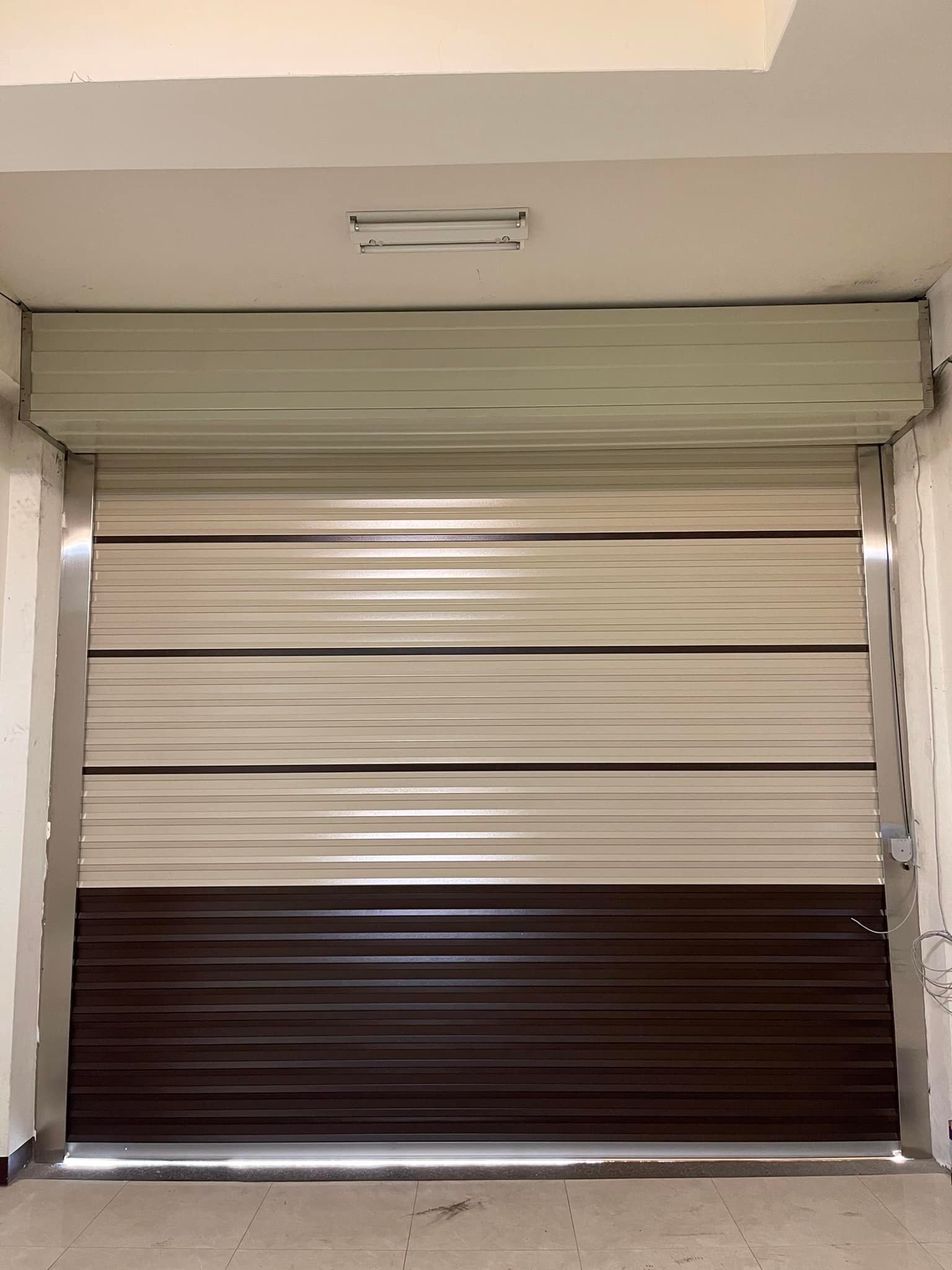 平鎮的客人一直有計劃要更換捲門，經過溝通討論後選擇良輝平面型鋁合金安全快速捲門、外置式鎖頭手動開關，這陣子的鋁料不鏽鋼都不斷持續漲價，好在張大哥先行下訂也沒有催趕快安裝，感謝客人的體諒！顏色搭配挺漂亮