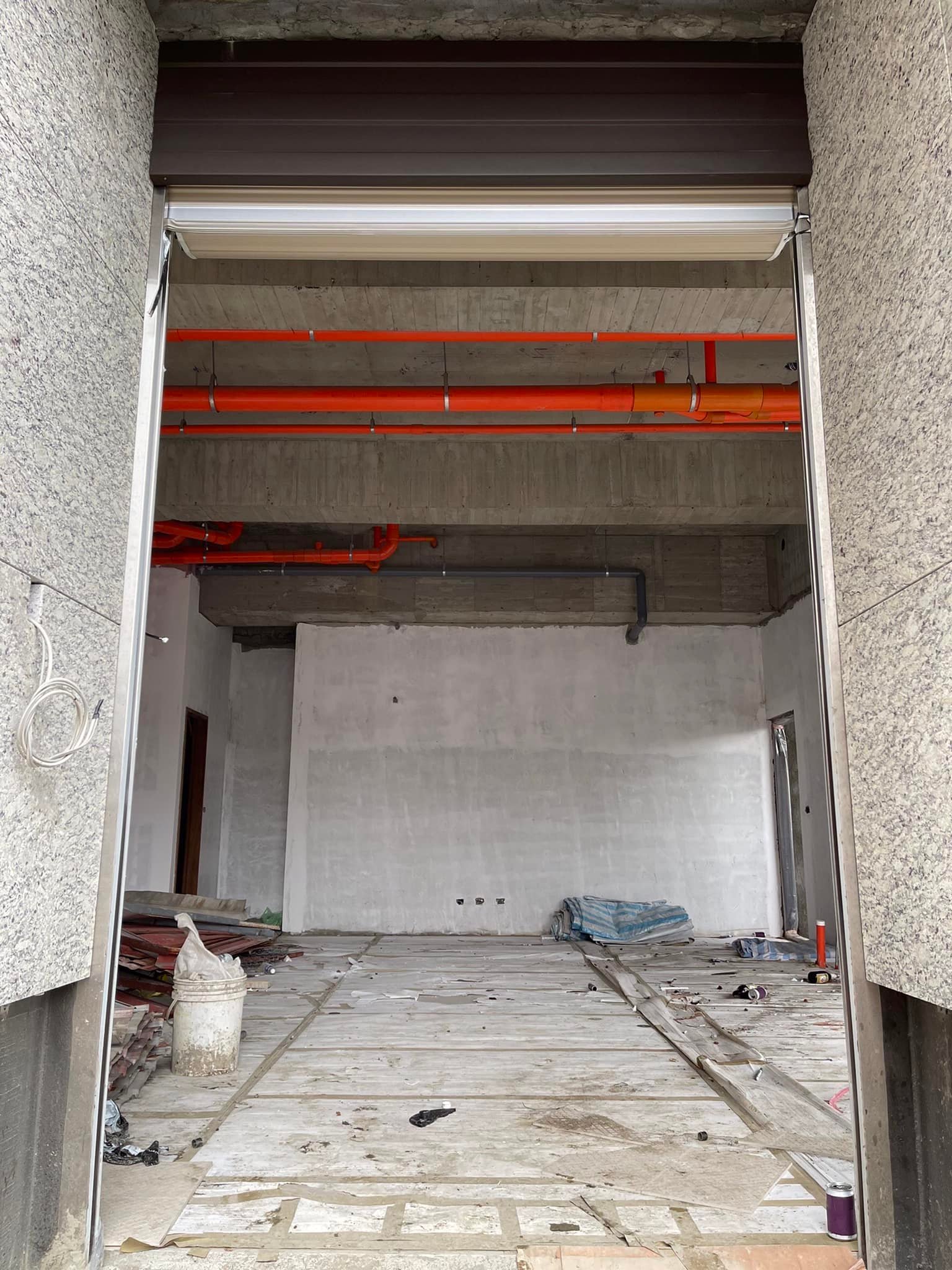 今日至新莊安裝4樘門良輝鋁合金安全快速捲門，剩下控制器及捲箱待通知即可完工，下著大雨案場也馬不停蹄的施工，做工程的各位辛苦了！有各位才有之後完美的大樓