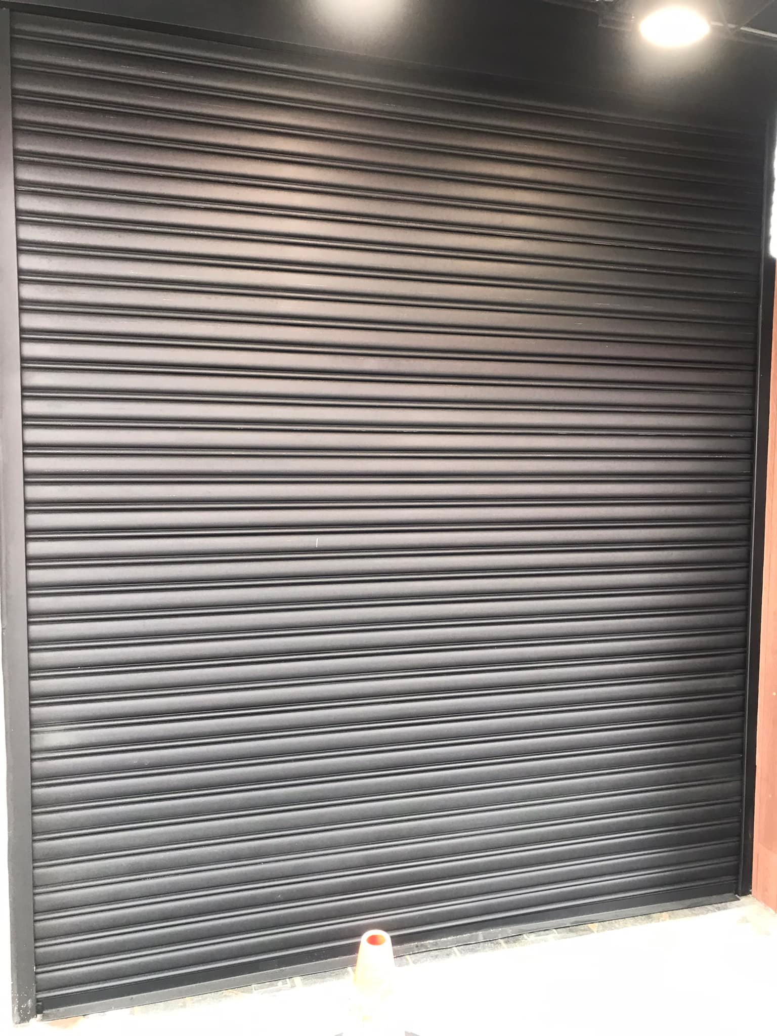 急修！中壢中北路上髮廊客人要營業時捲門無法開啟，電聯後至現場處理，還好身材夠苗條能夠一點小隙縫鑽進去將門打開