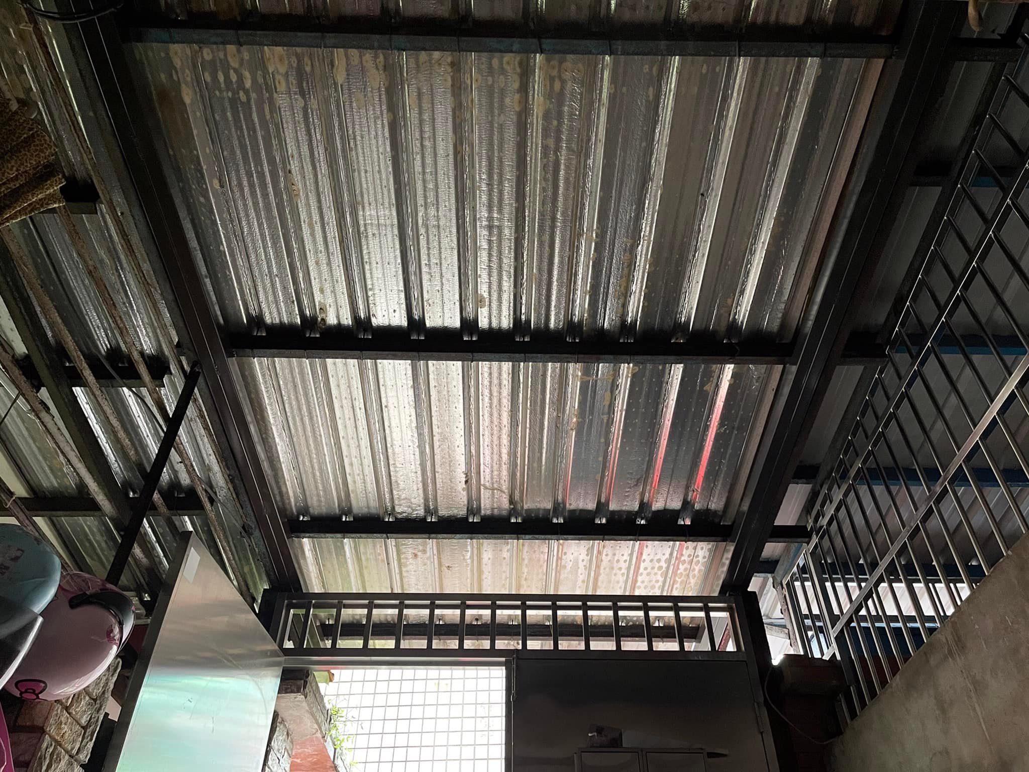 在地服務內壢鄉親朋友，原採光罩骨架已生鏽，住戶擔心有疑慮詢問有沒有在處理這方面，「當然有！」加強了骨架也自作主張幫鄰居們做個跳色咖啡、鐵灰