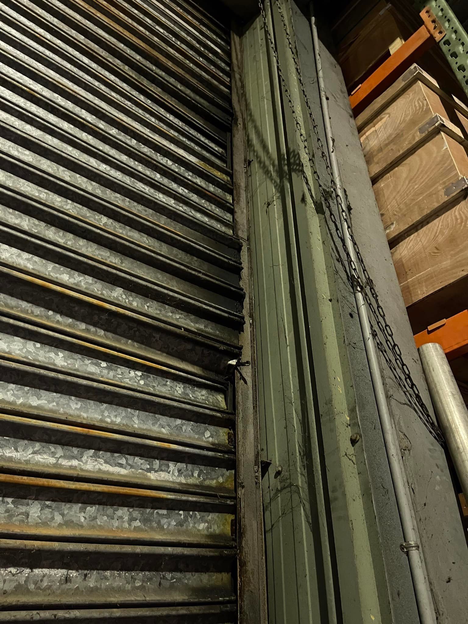 急修！！工廠傳統大門下班壓到東西門整個傾斜，電聯後至現場趕緊處理，主管今天不用睡工廠可以安心回家了