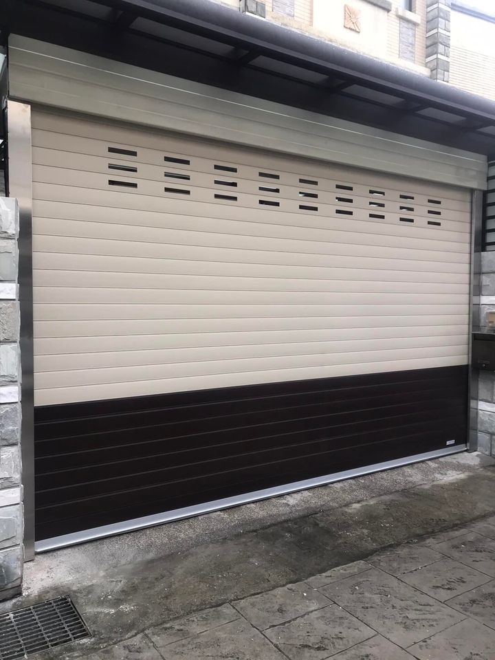 今日至新豐協助安裝良輝平面型雙層鋁合金安全快速捲門住家一案，門面受鋒面的關係選擇雙層鋁合金配上3隻單層打孔讓風流通，另外加裝外置式手動鎖頭開關也不擔心以後停電無法進入問題。