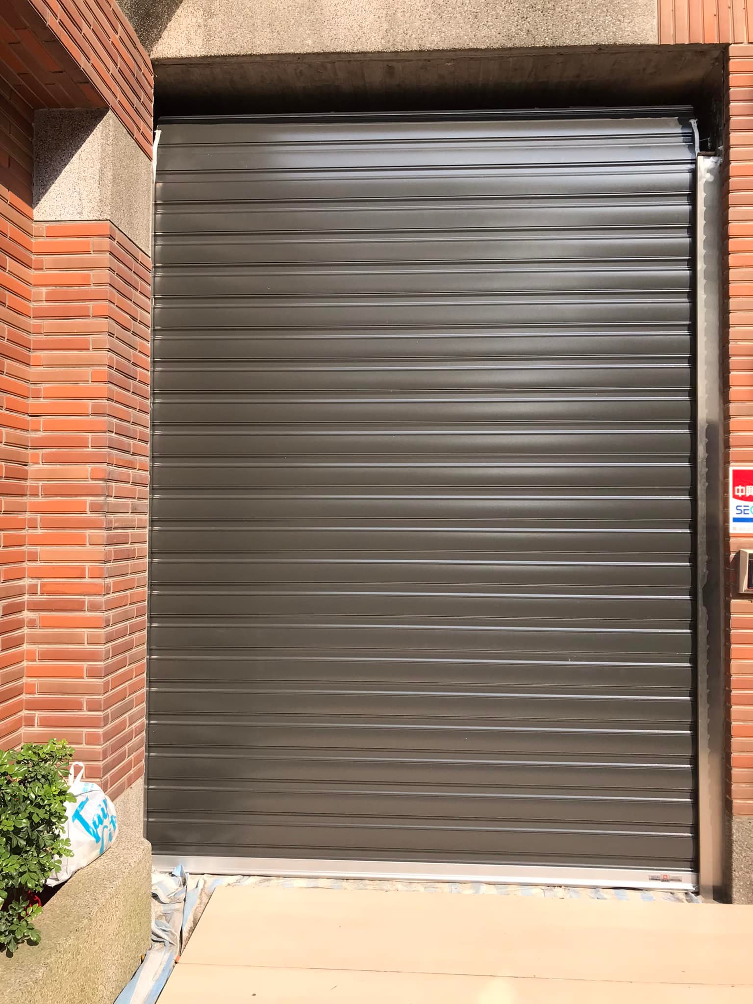 原先設計師請鐵件師傅安裝前封板，鐵件師傅工作繁忙無法抽取時間來施工，配合設計師前來完成前面封板。