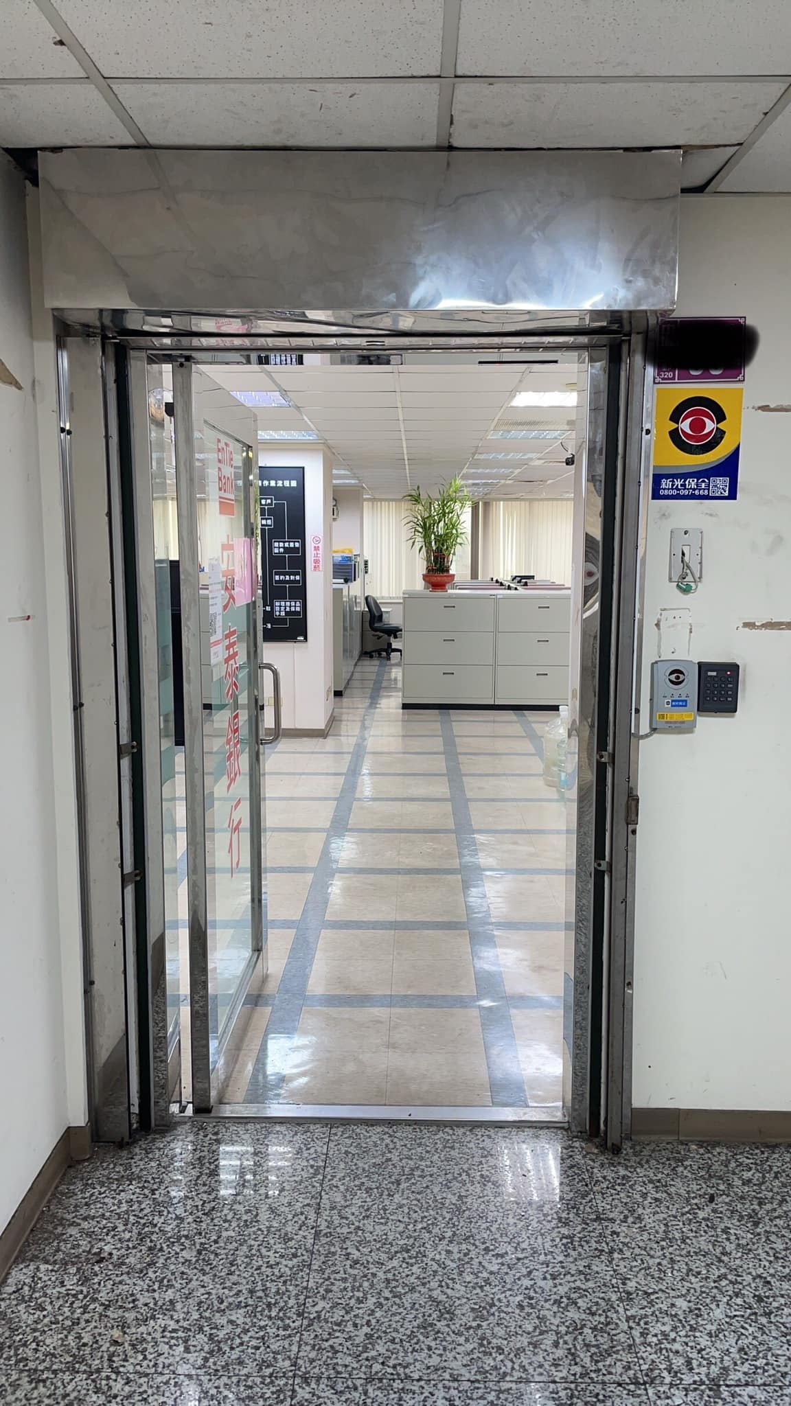 昨晚中壢客人來電詢問傳統手動捲門目前無法開啟及關閉可以一早來維修嗎，維修過程中打擾了上班的客人們抱歉了，修復完成接下來不用擔心門禁問題了。