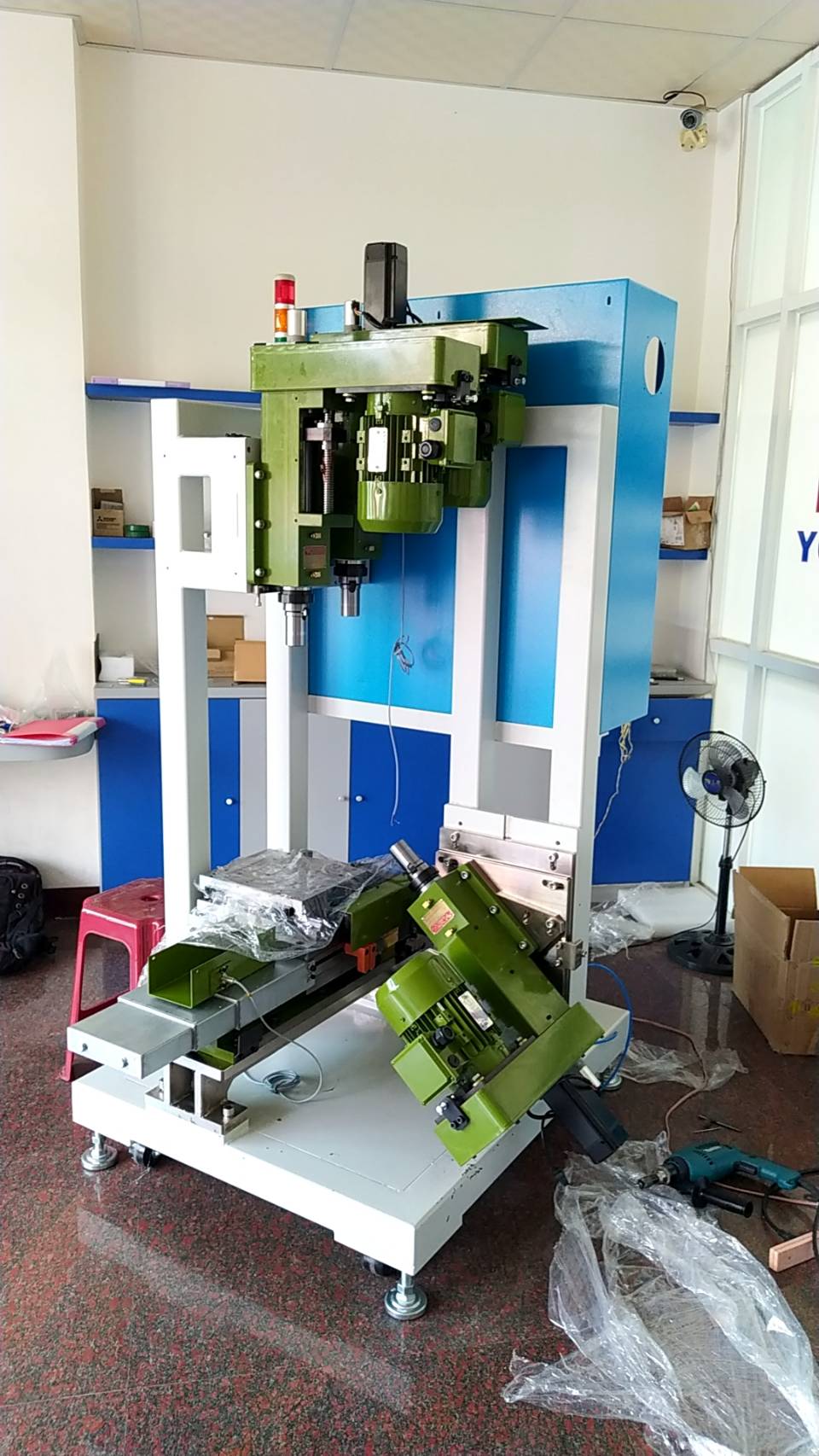 小油箱自動鑽孔機