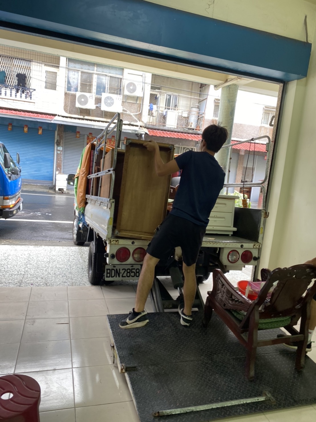 搬運中(旗山廢棄物搬遷)