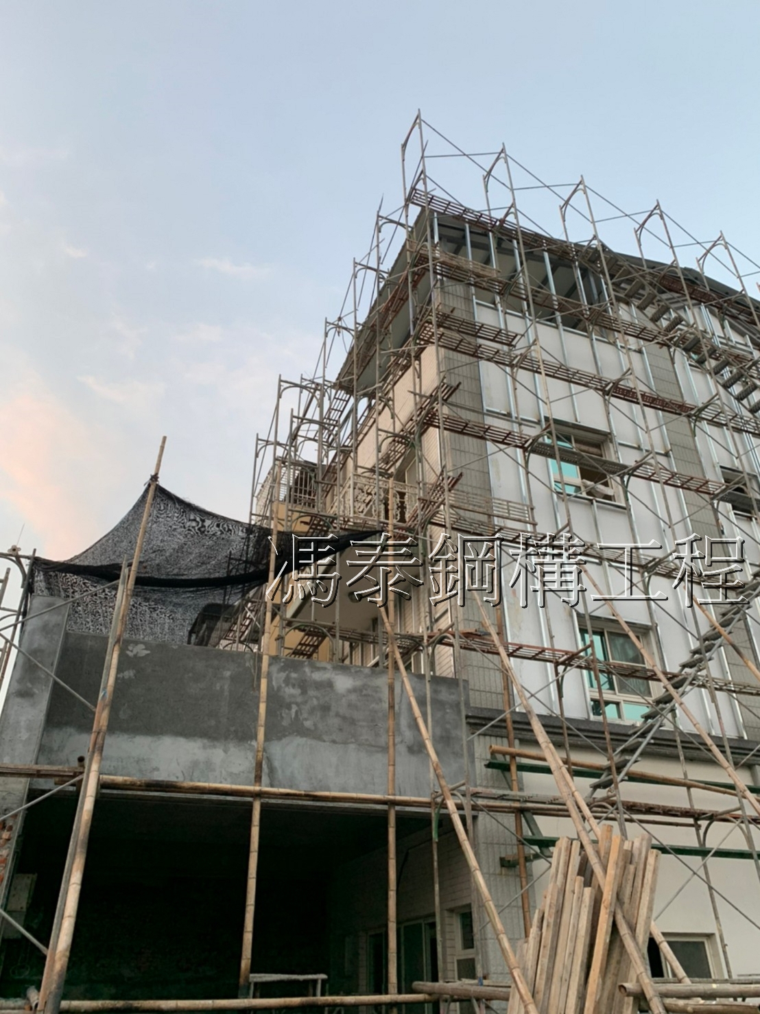 高雄邊間牆壁穿鐵衣