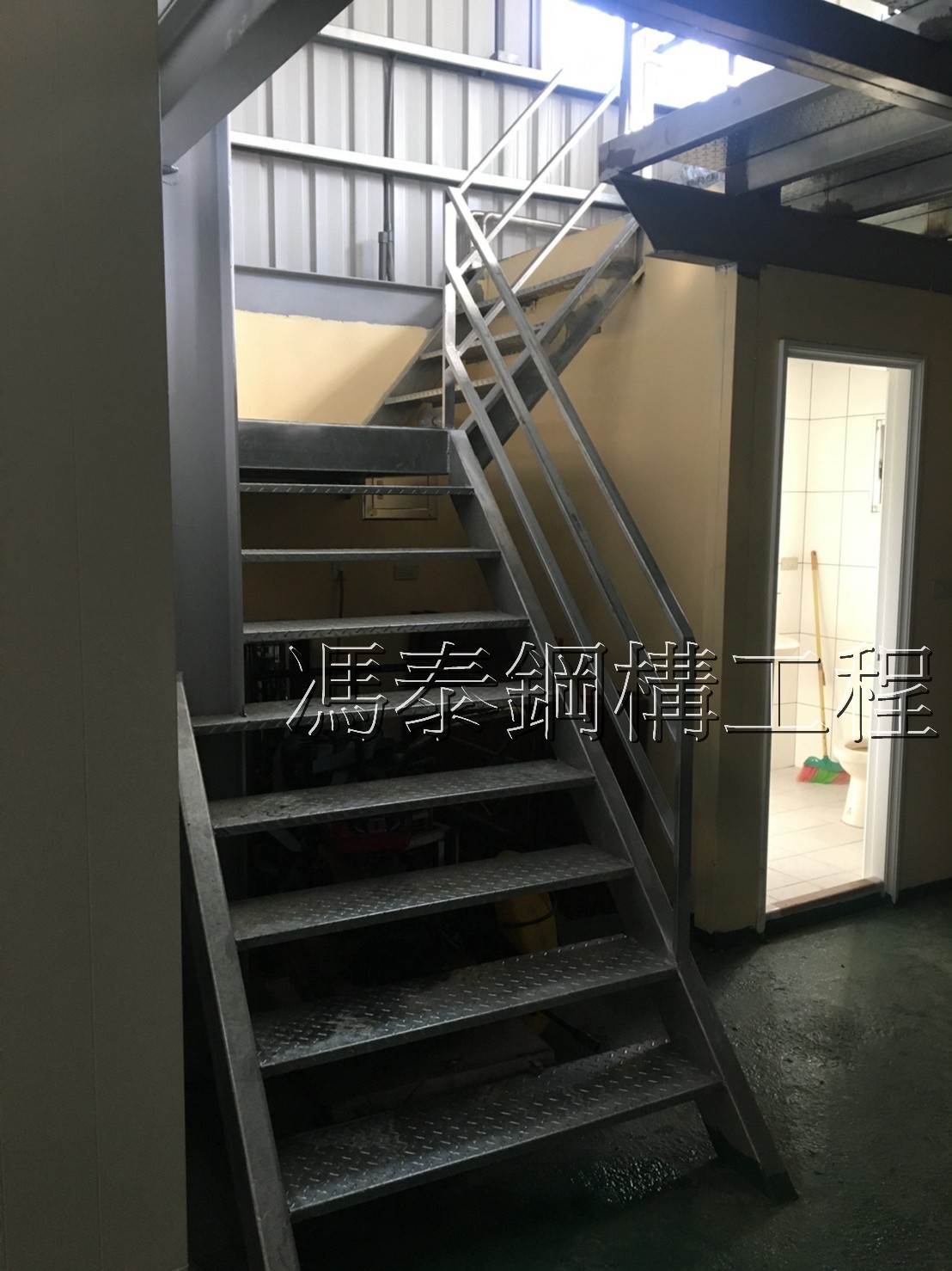 鐵製花板樓梯