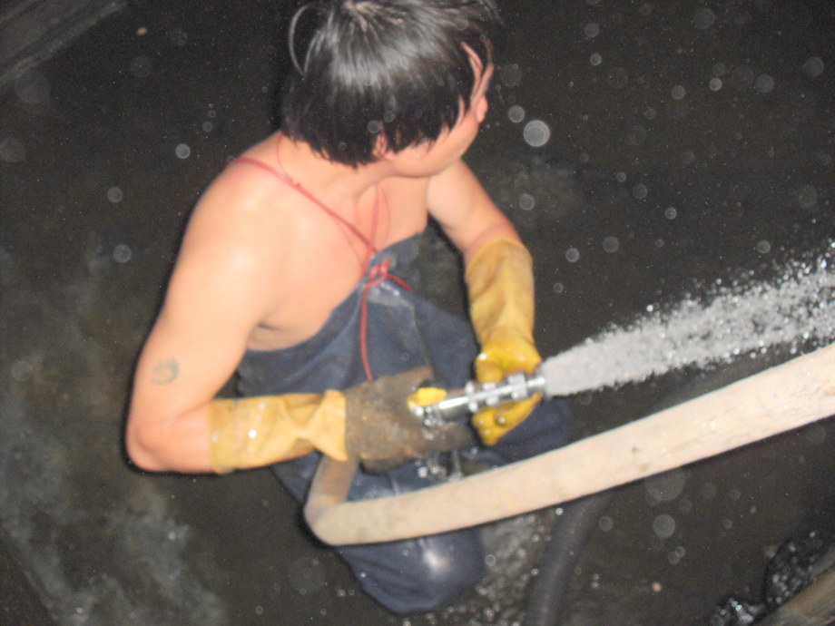 人員下池清洗
