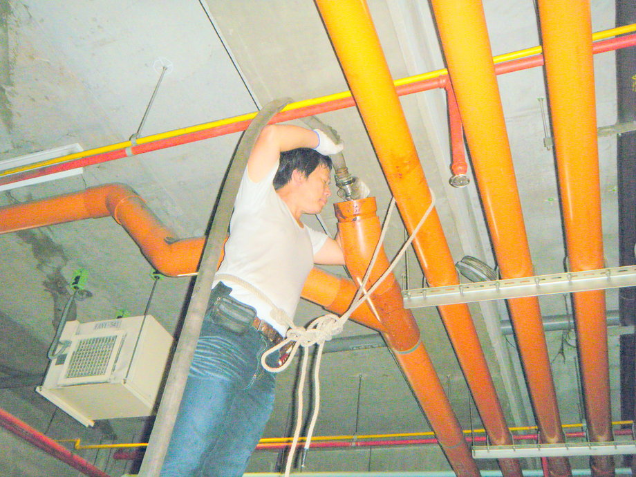 &nbsp;人員施工中