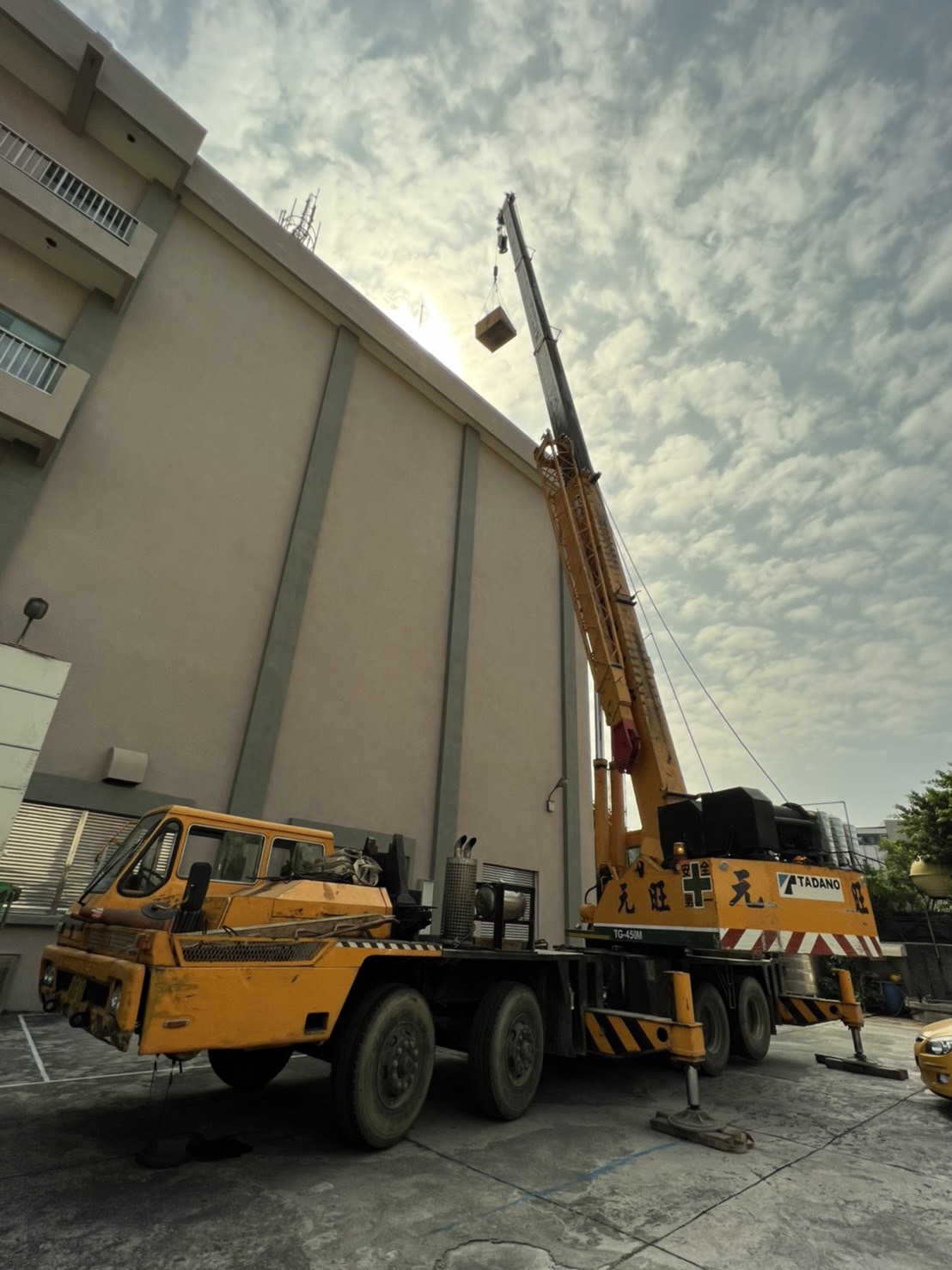 六腳吊車大樓外牆吊掛