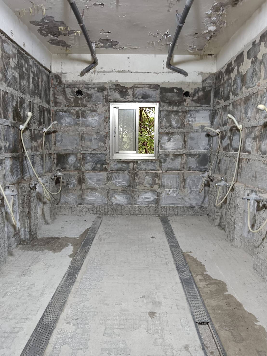 治平高中宿舍浴室壁磚剃除