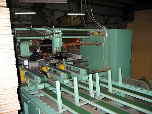 大型紙箱釘箱機